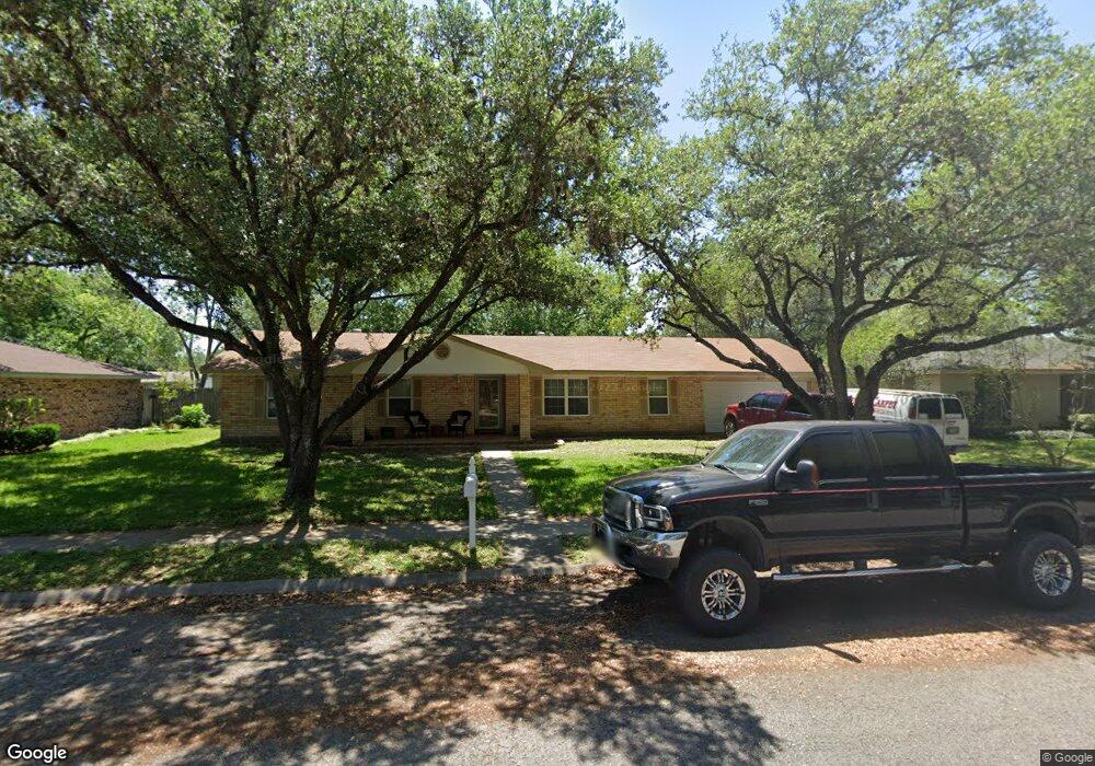 1002 Newhall St, Beeville, TX 78102 - photo 1