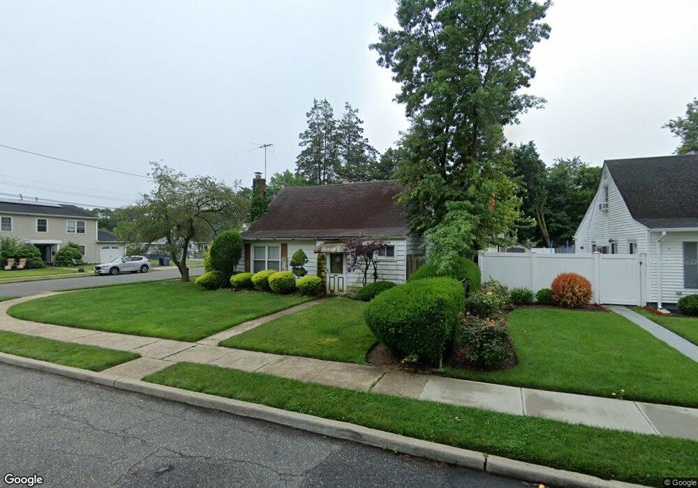 642 Robin Ct, West Hempstead, NY 11552 - photo 1