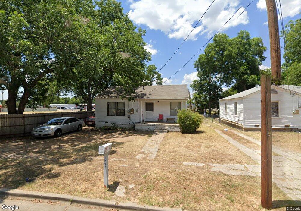 1209 N Clements St, Gainesville, TX 76240 - photo 1
