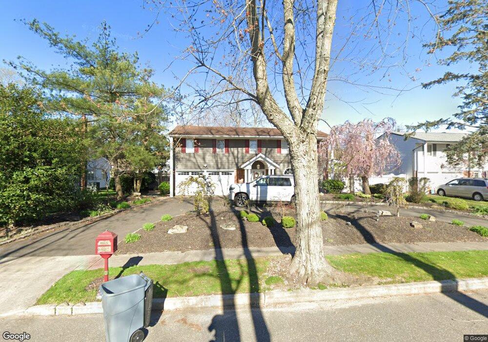 16 Cherokee Ln, ComMacK, NY 11725 - photo 1