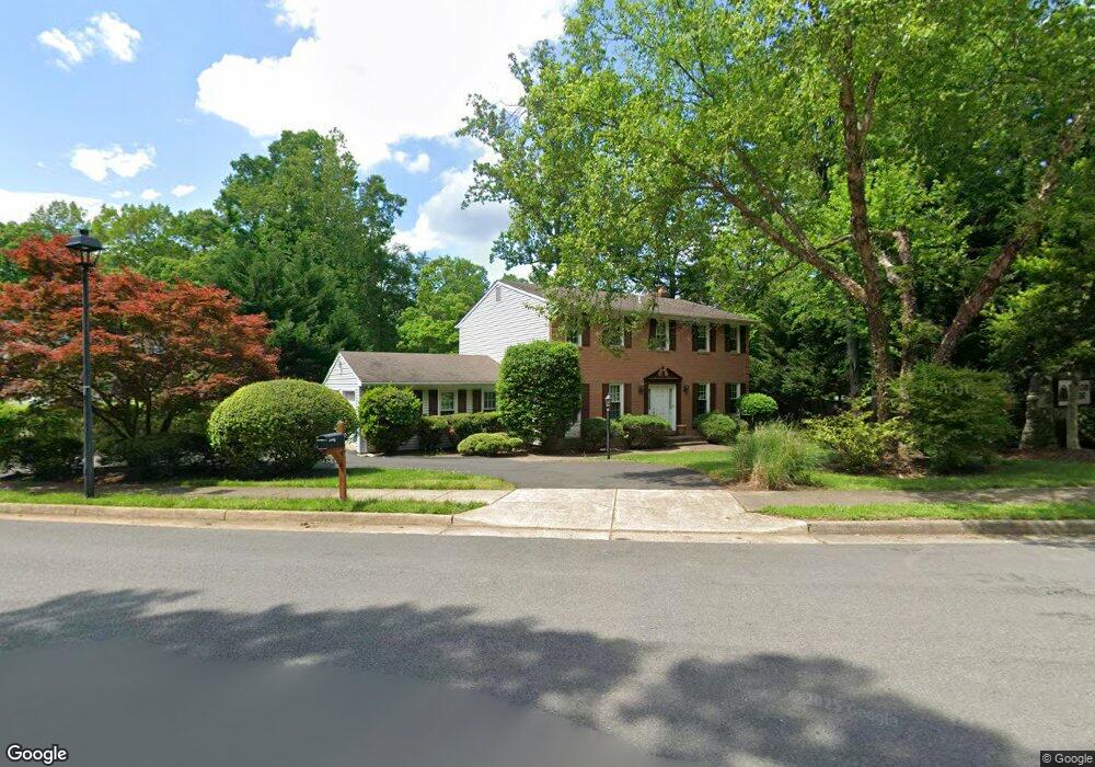 8000 Diving Cliff Ln, Springfield, VA 22153 - photo 1