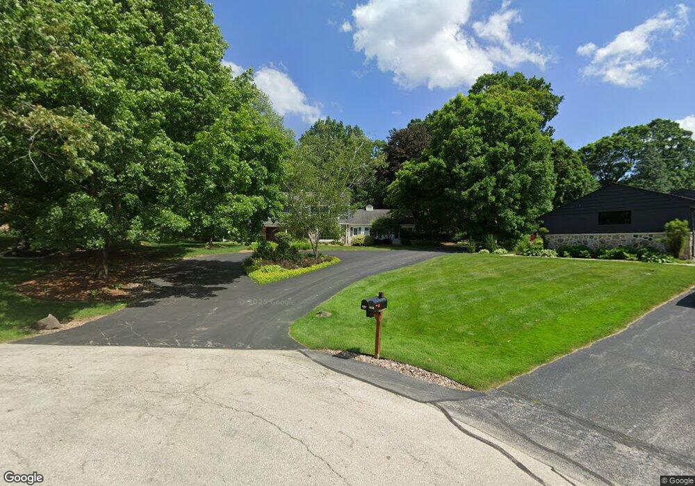 1640 Lindhurst Ct, Elm Grove, WI 53122 - photo 1