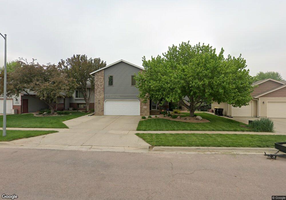 2712 S Alpine Ave, Sioux Falls, SD 57110 - photo 1