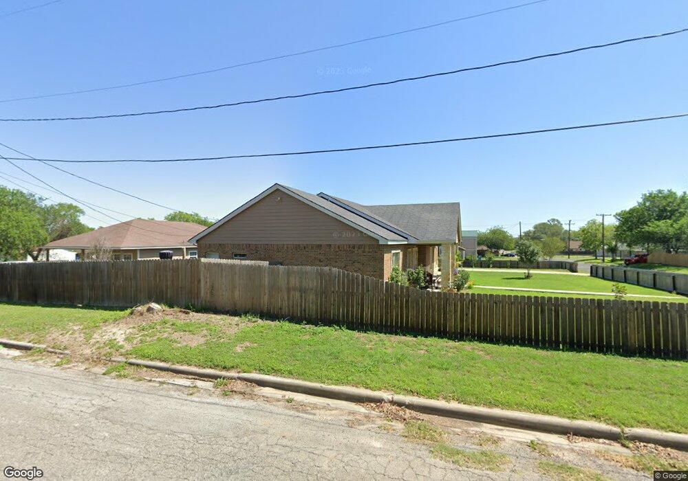 903 E Steiner St, Beeville, TX 78102 - photo 1