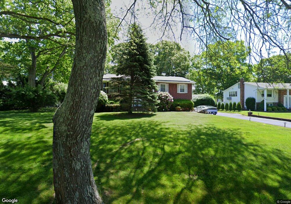 19 Penguin Ln, ComMacK, NY 11725 - photo 1