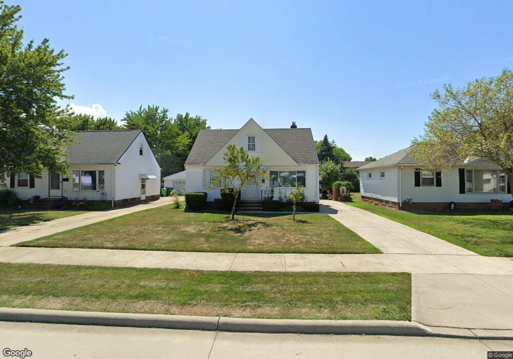 1712 Ridgeview Dr, Wickliffe, OH 44092 - photo 1