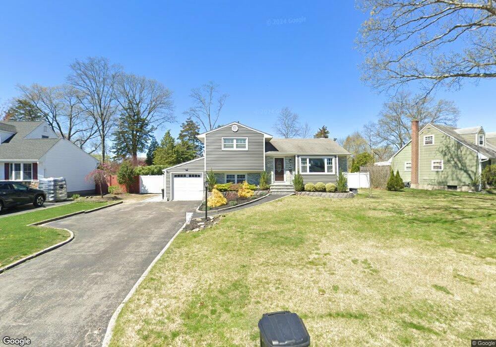 8 Apple Ln, ComMacK, NY 11725 - photo 1