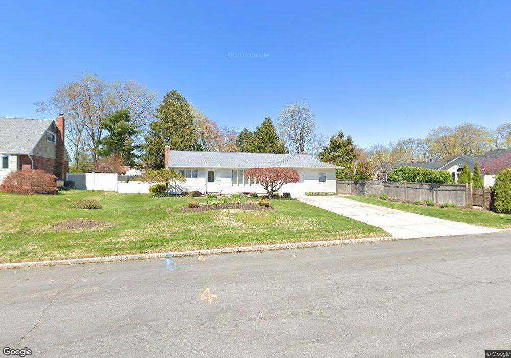 11 Ashlon Ln, ComMacK, NY 11725 - photo 1