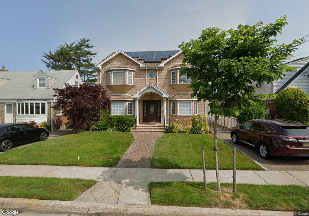 561 Latham Rd, Mineola, NY 11501 - photo 1