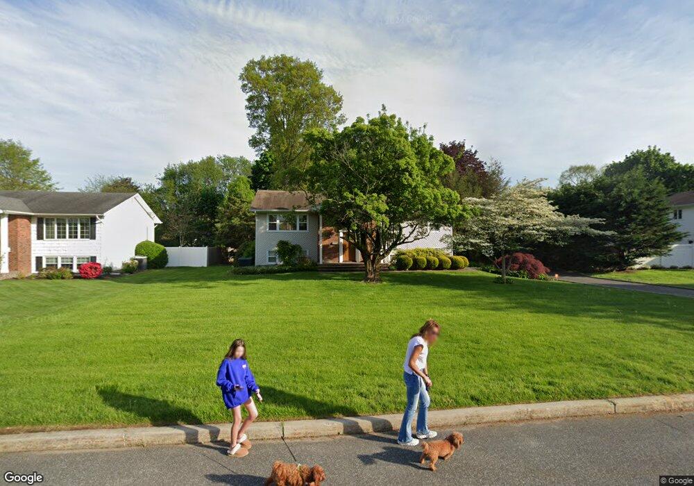 27 Marshmellow Dr, ComMacK, NY 11725 - photo 1