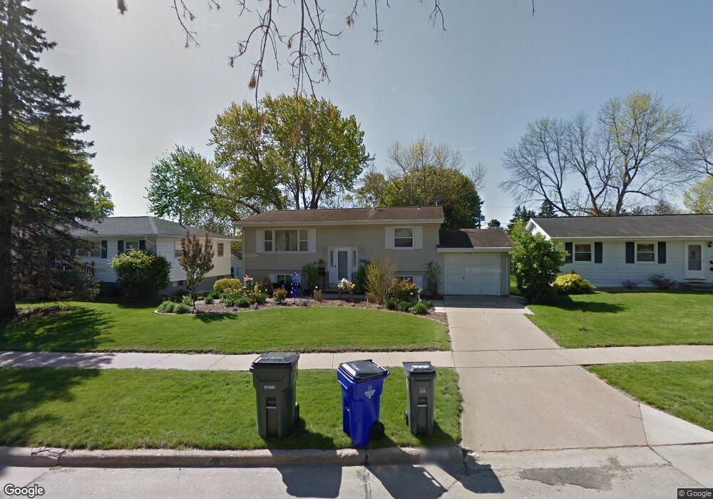 3211 2nd Ave SW, Cedar Rapids, IA 52404 - photo 1