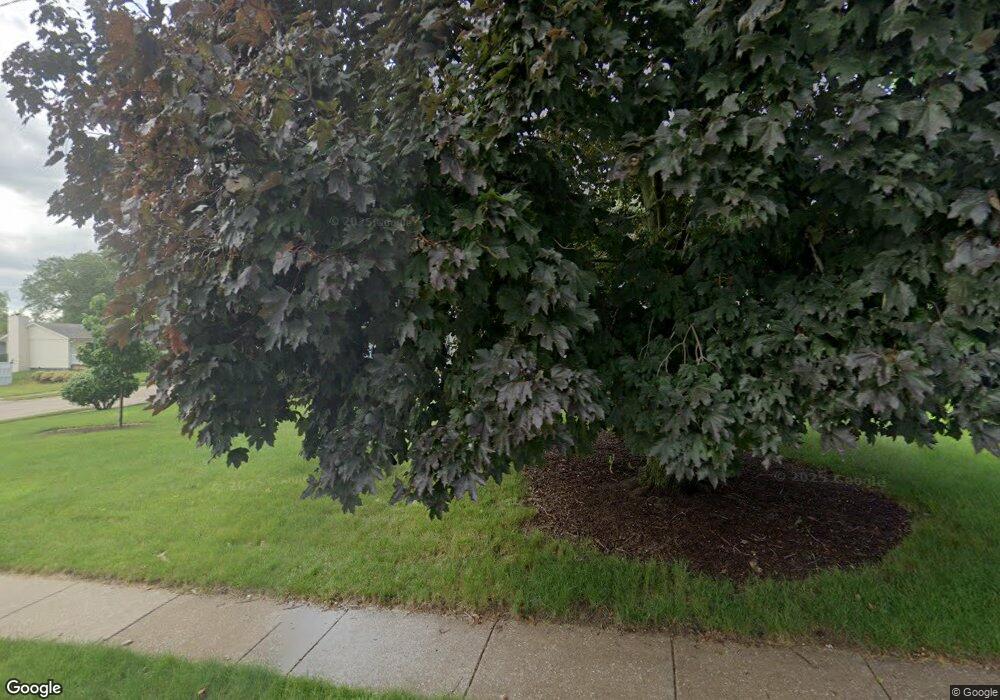 905 W 53rd St, Davenport, IA 52806 - photo 1