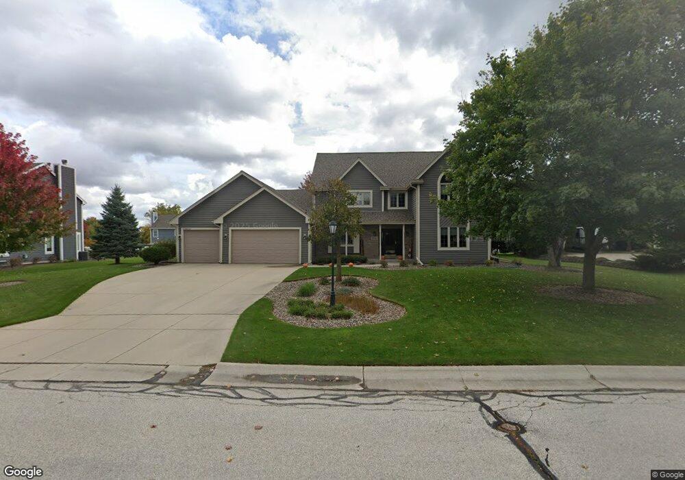 W146N7108 Winter Hollow Dr, Menomonee Falls, WI 53051 - photo 1