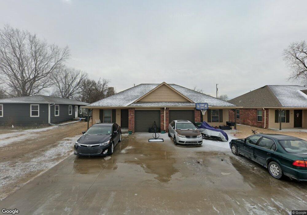 815 W 10th St, Claremore, OK 74017 - photo 1