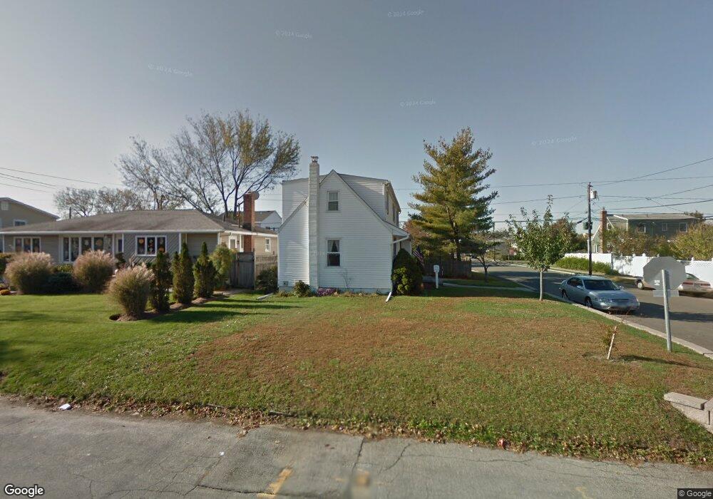 201 Riviera Pkwy, Lindenhurst, NY 11757 - photo 1