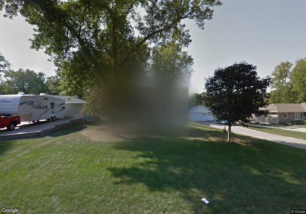 1819 Maplewood Dr, Cedar Falls, IA 50613 - photo 1