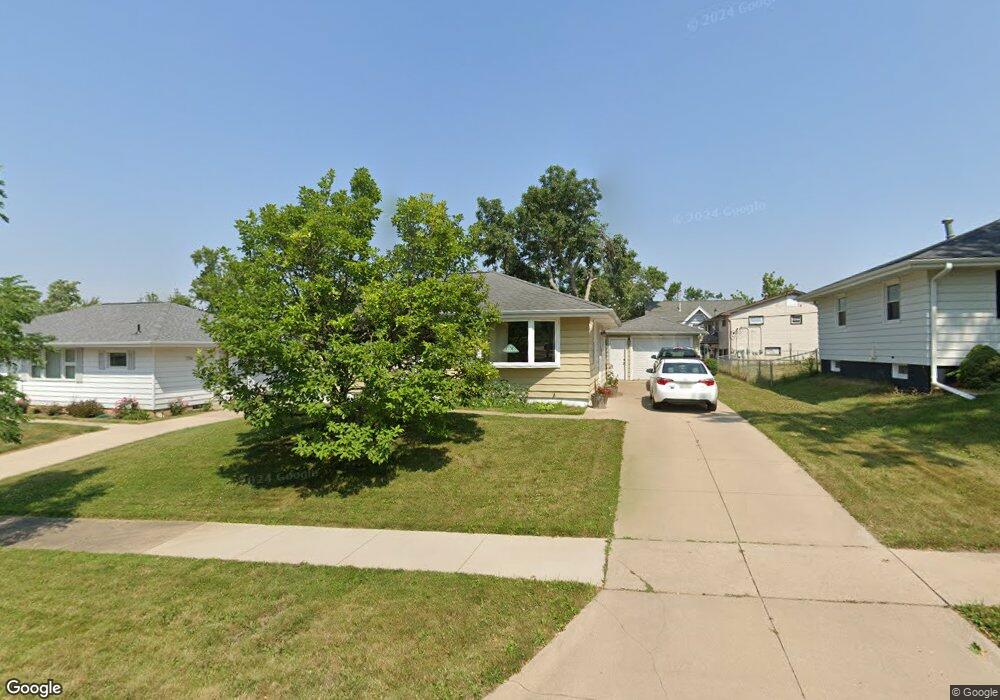 319 29th St NW, Cedar Rapids, IA 52405 - photo 1
