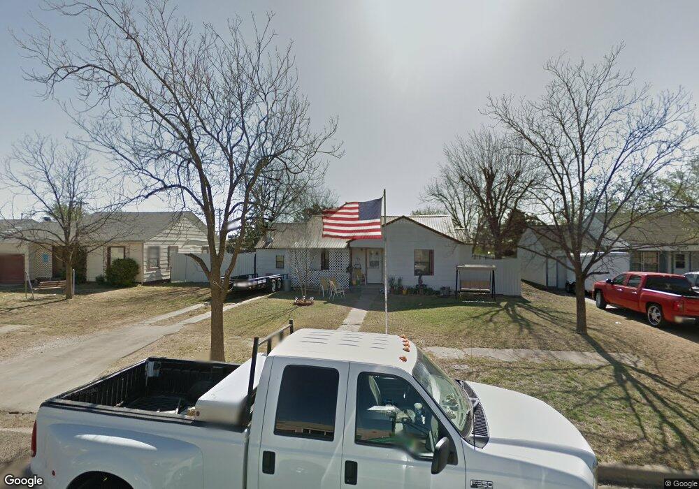 302 Aileen St, Plainview, TX 79072 - photo 1