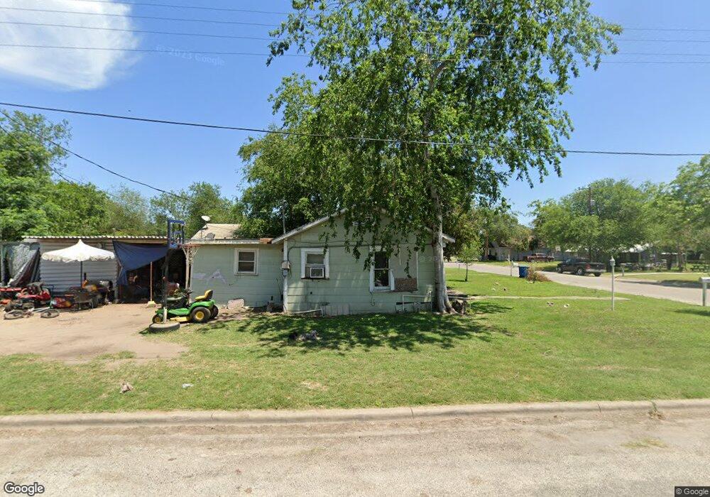 901 E Hutchinson St, Beeville, TX 78102 - photo 1
