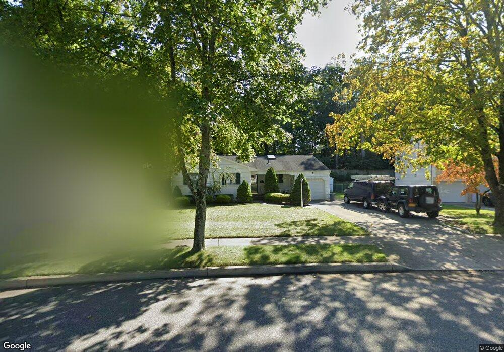 8 Somerset Dr, ComMacK, NY 11725 - photo 1