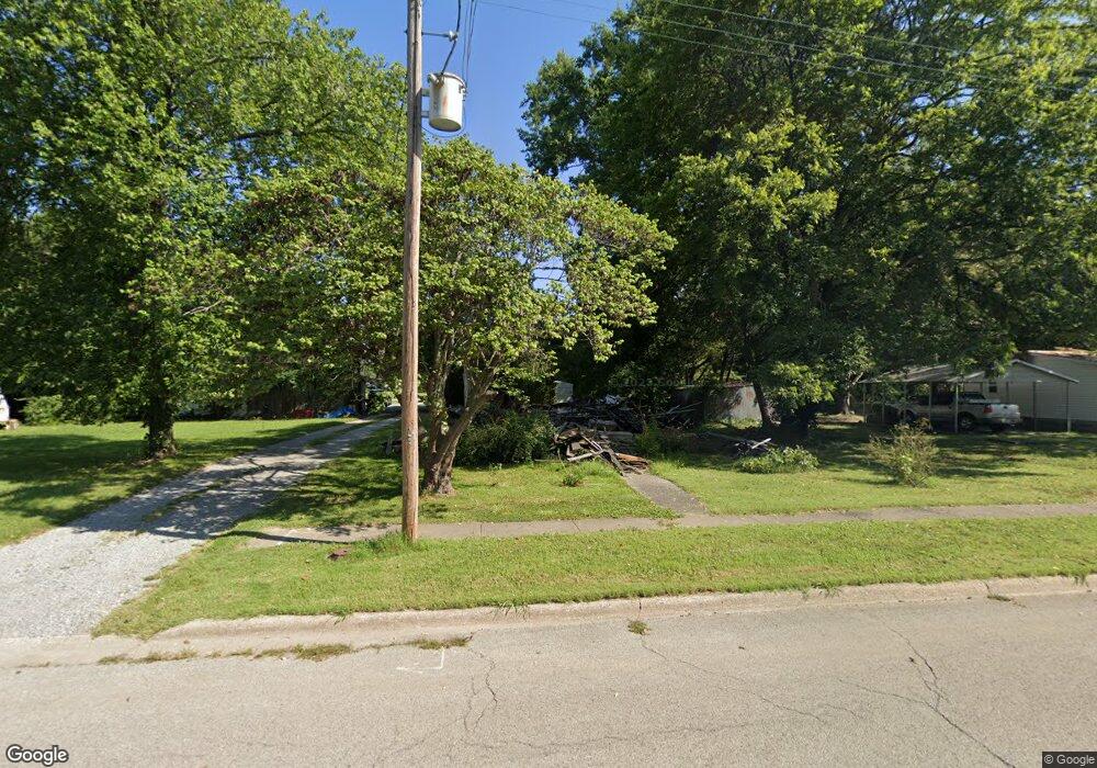 714 W Lincoln St, Harrisburg, IL 62946 - photo 1