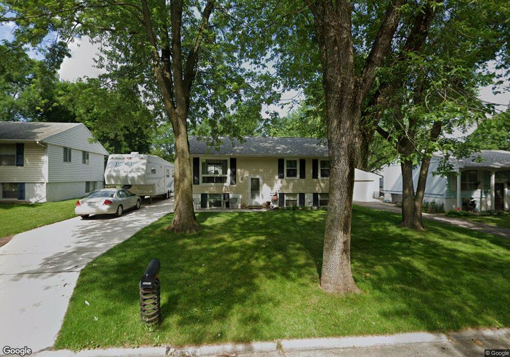 3202 Bramble Rd SW, Cedar Rapids, IA 52404 - photo 1