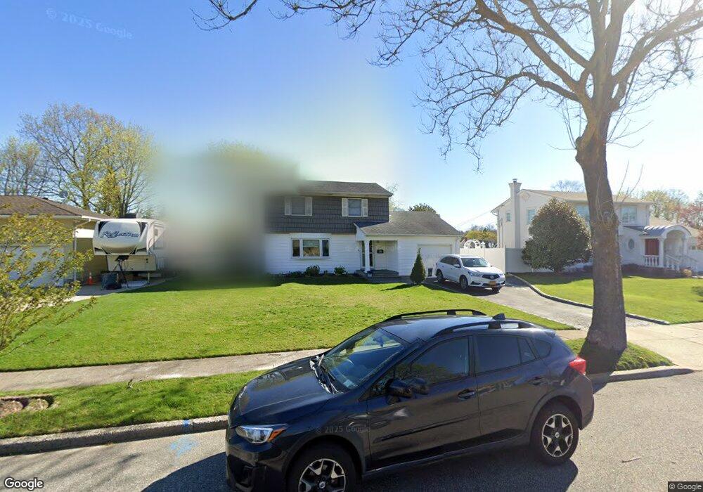 25 Comanche Ln, ComMacK, NY 11725 - photo 1