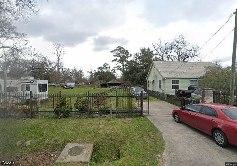 909 Duff Ln, Houston, TX 77022 - photo 1