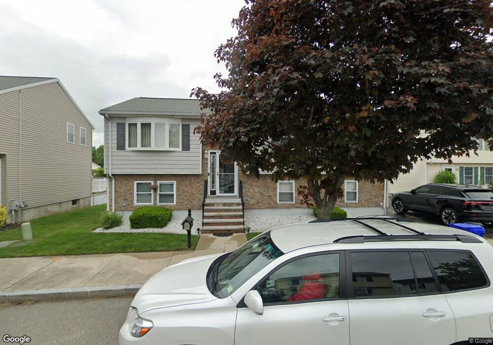 32 Skyline Dr, Malden, MA 02148 - photo 1