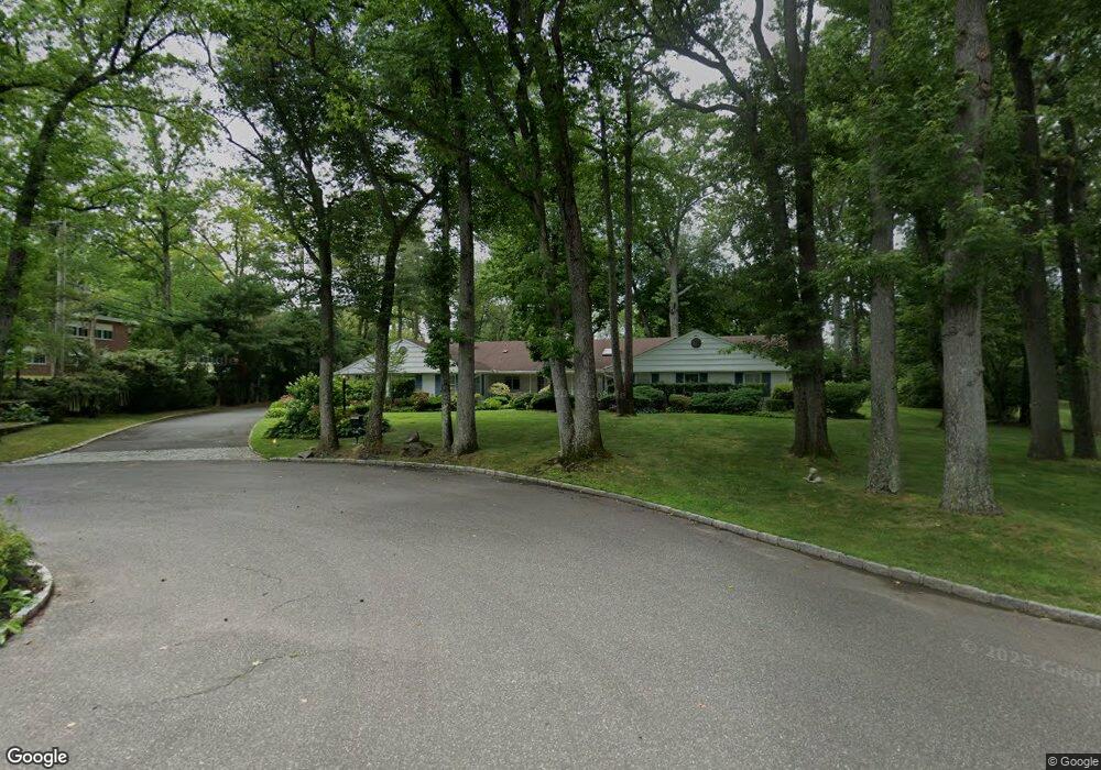 3 Sterling Rd, Great Neck, NY 11024 - photo 1