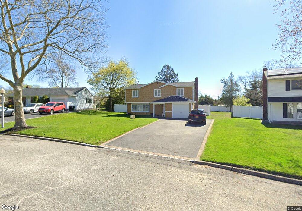 5 Blue Spruce Ln, ComMacK, NY 11725 - photo 1