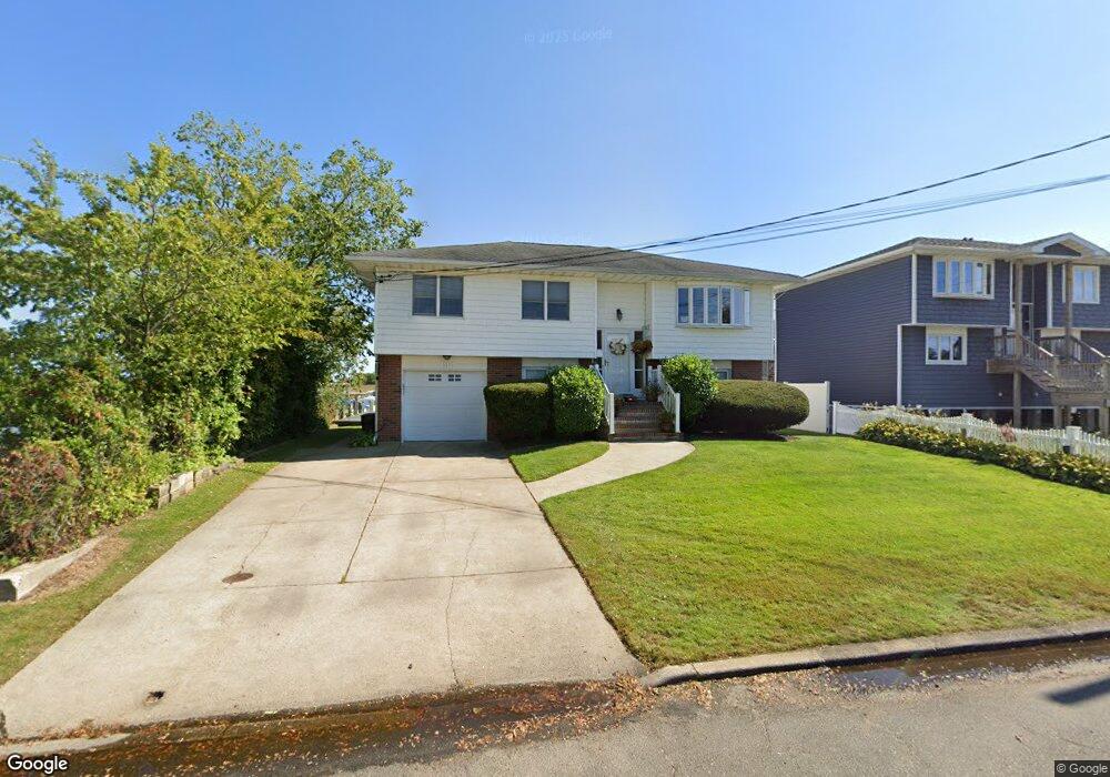 323 Oak Ave, Lindenhurst, NY 11757 - photo 1