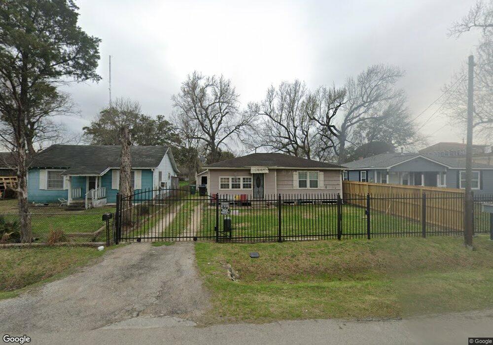 110 1/2 Weisenberger Dr, Houston, TX 77022 - photo 1
