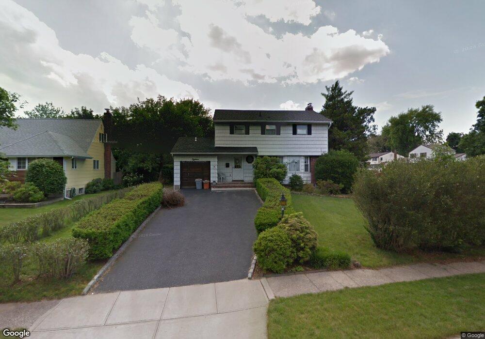 18 Parkview Dr, ComMacK, NY 11725 - photo 1