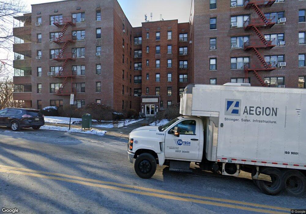 555 Mclean Ave unit 3J, Yonkers, NY 10705 - photo 1