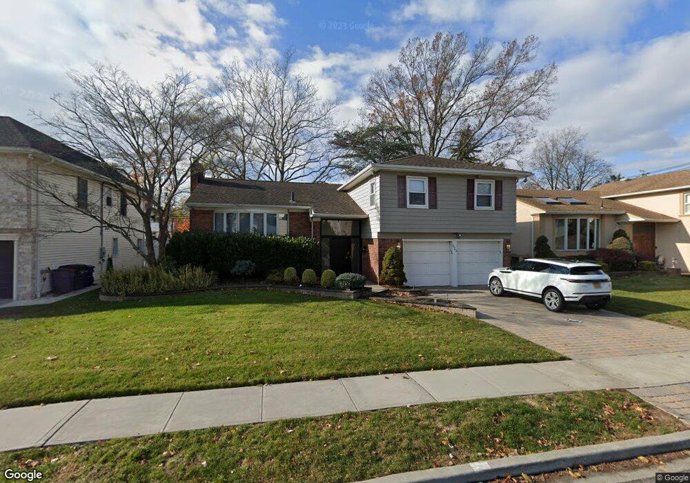 823 Plainfield Ln, Valley Stream, NY 11581 - photo 1