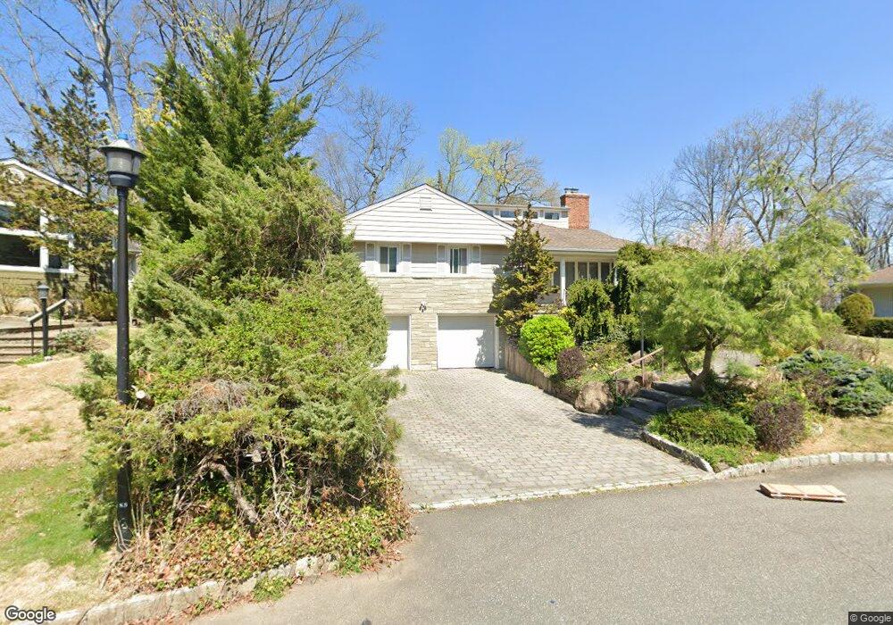 3 Weigt Ct, Great Neck, NY 11021 - photo 1