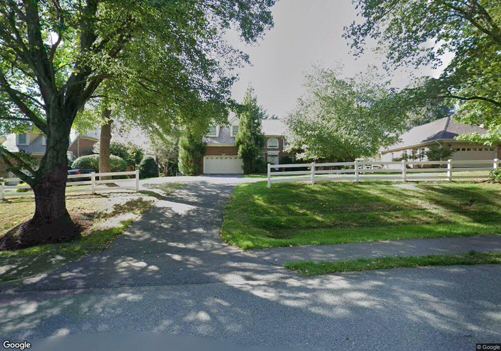 9009 Holly Leaf Ln, Bethesda, MD 20817 - photo 1