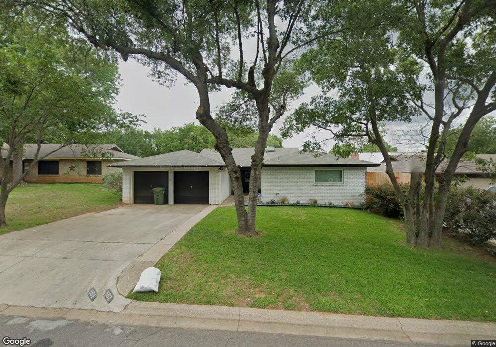 652 Oak Dr, Hurst, TX 76053 - photo 1
