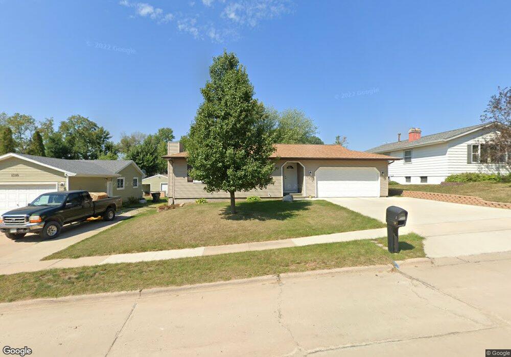 1216 38th St NW, Cedar Rapids, IA 52405 - photo 1