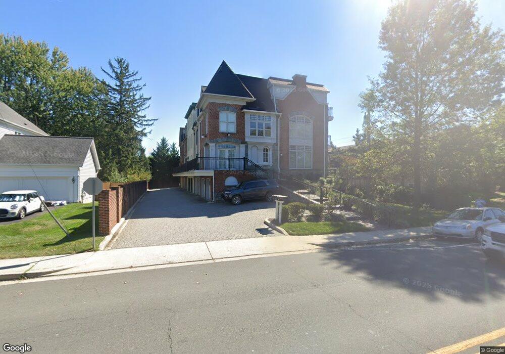 233 Locust St SE unit 1, Vienna, VA 22180 - photo 1