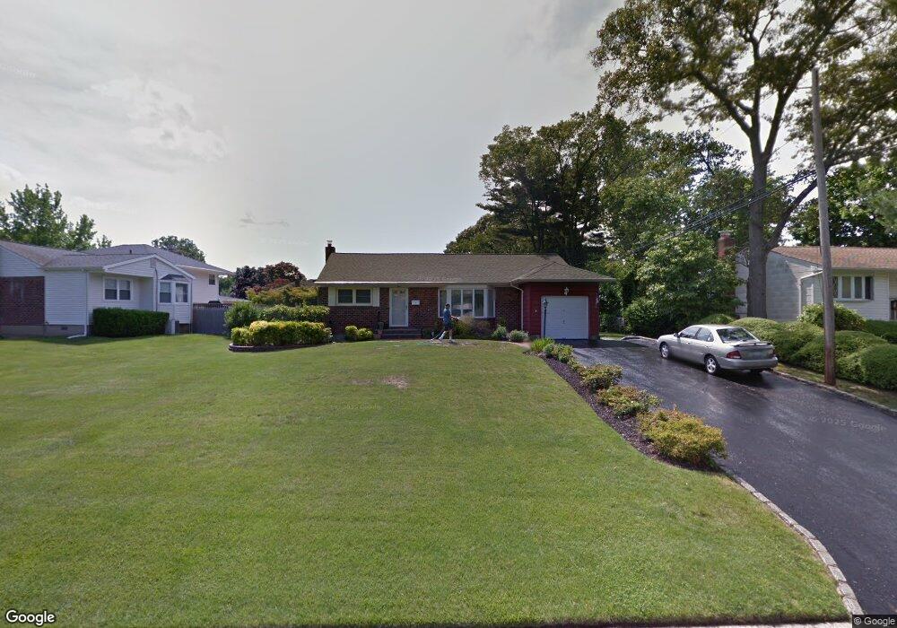 4 Balsam Ln, ComMacK, NY 11725 - photo 1