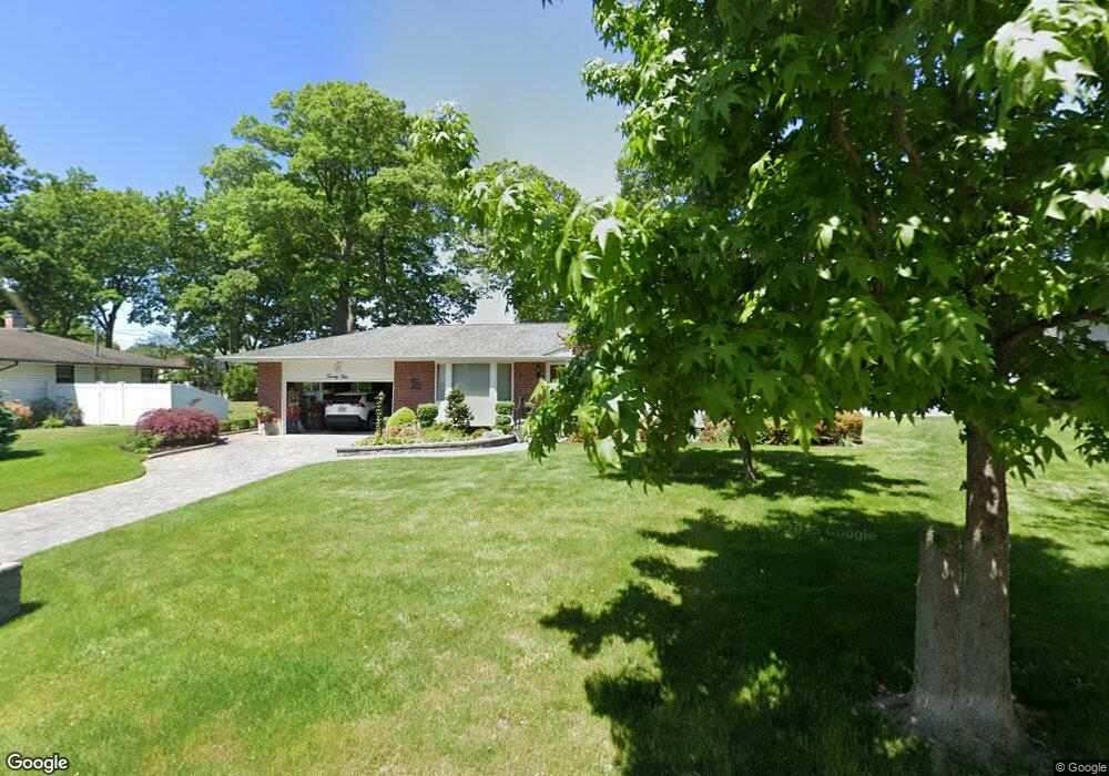 24 Raven Dr, ComMacK, NY 11725 - photo 1