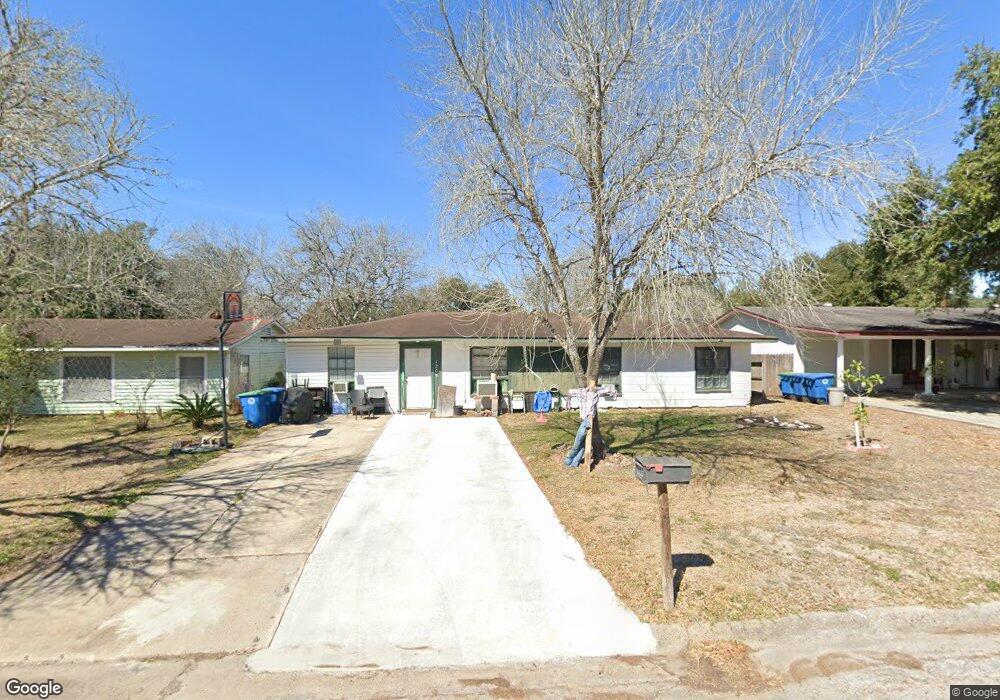 1205 E Hutchinson St, Beeville, TX 78102 - photo 1