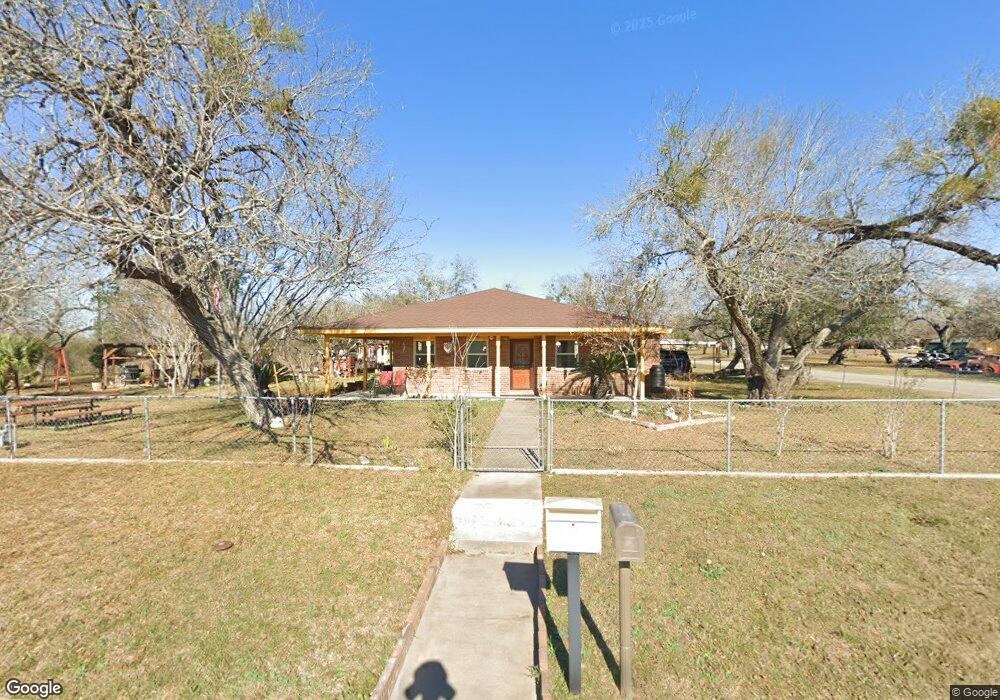 702 W Hutchinson St, Beeville, TX 78102 - photo 1