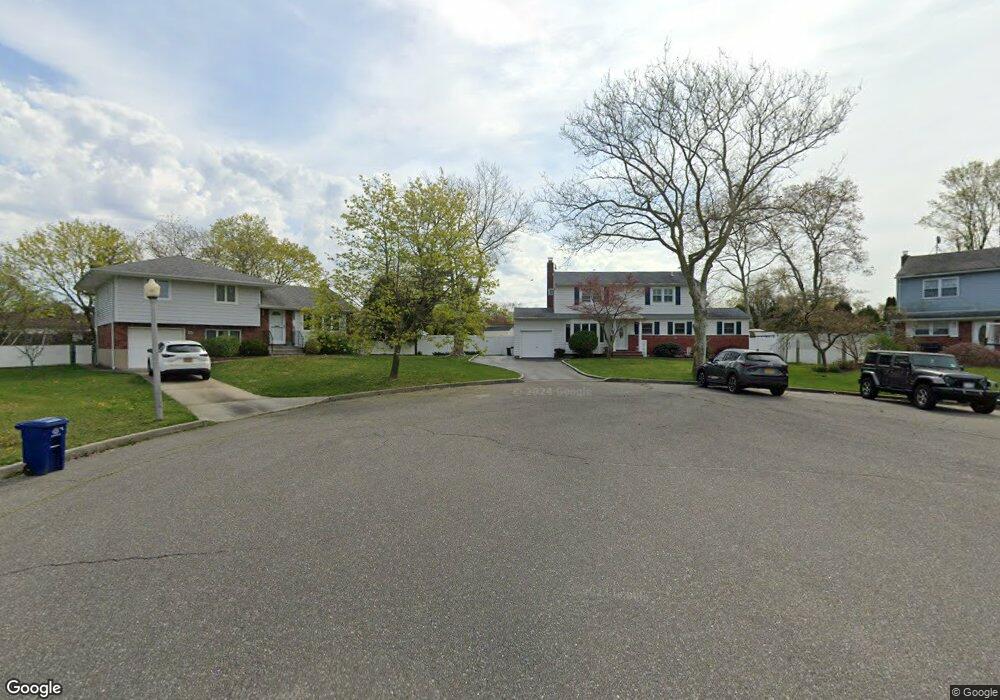 11 Craymor Ct, ComMacK, NY 11725 - photo 1