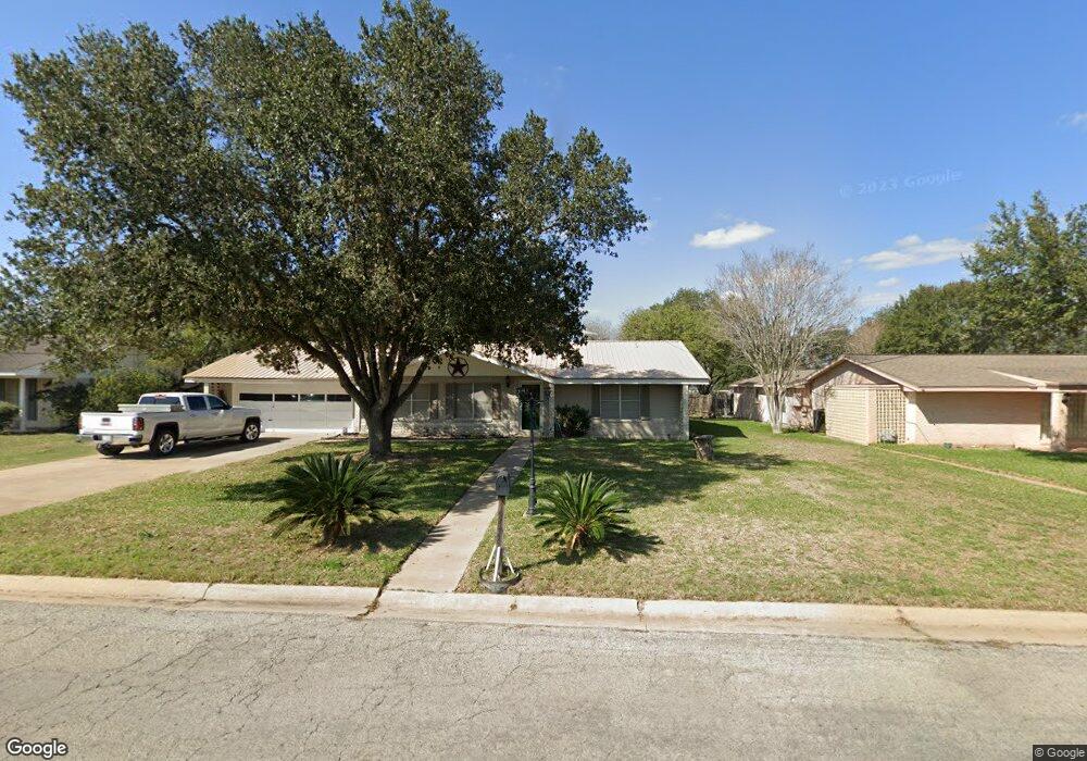 1205 E Bowie St, Beeville, TX 78102 - photo 1