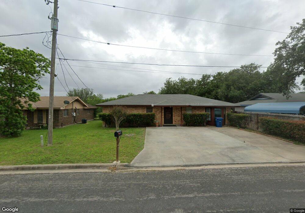 907 N Hugosota St, Beeville, TX 78102 - photo 1
