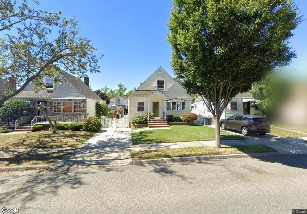 8116 267th St, Glen Oaks, NY 11004 - photo 1