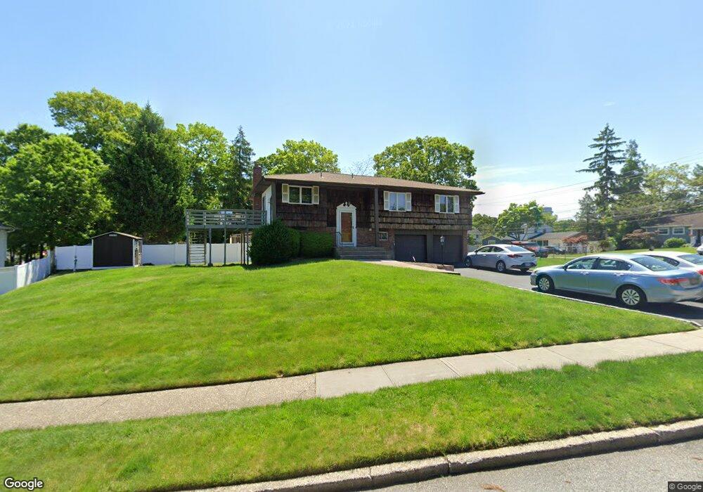23 Mohegan Ln, ComMacK, NY 11725 - photo 1
